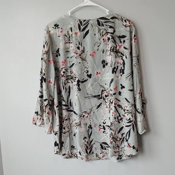 Van Heusen Floral Gray Watercolor Bell Sleeve Blouse Size XL Office Wear - Picture 4 of 7